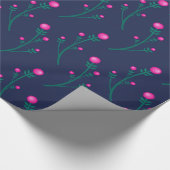 Schattige marineblauw en warm roze bloembessenpatr cadeaupapier (Hoek)