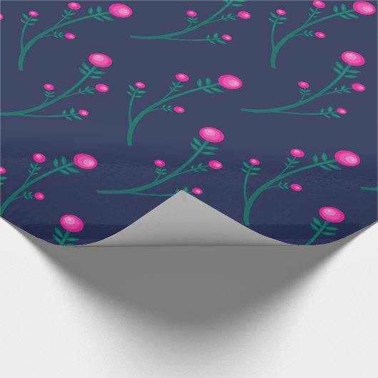 Schattige marineblauw en warm roze bloembessenpatr cadeaupapier (Hoek)
