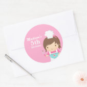 Schattige Meisje Chef Koken Bakken Verjaardagsfees Ronde Sticker (Envelop)
