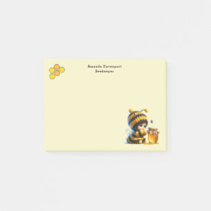 Schattige meisje in bijenkostuum met honing post-it® notes