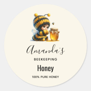 Schattige meisje in bijenkostuum met honinghandel ronde sticker