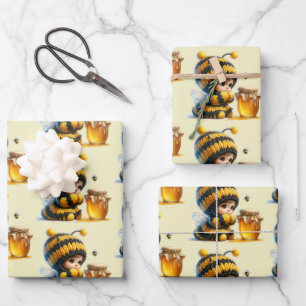 Schattige meisje in bijenkostuum met honingpatroon inpakpapier vel