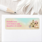 Schattige Meisje Strand Baby en Sandcastle Adres Etiket (Insitu)