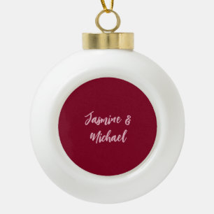 Schattige Minimalistische Burgundy Rood Calligrafi Keramische Bal Ornament