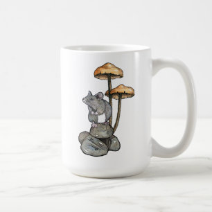 Schattige muis staand op rotsen, met paddenstoelen koffiemok