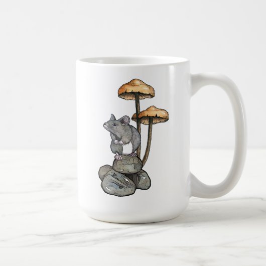 Schattige muis staand op rotsen, met paddenstoelen koffiemok (Rechts)