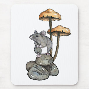 Schattige muis staand op rotsen, met paddenstoelen muismat