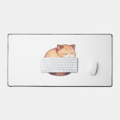 Schattige Munchkin Cat Sleeping Classic T-shirt Bureaumat (Keyboard & Muis)