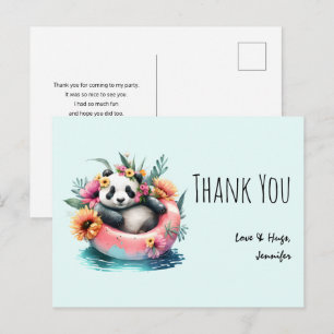 Schattige panda die ontspant in een binnenband bed briefkaart