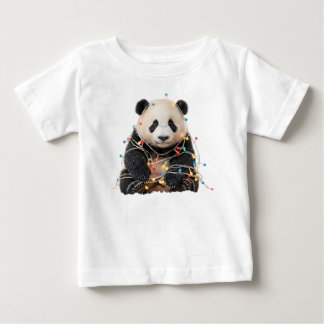 Schattige panda verstrikt in kerstverlichting