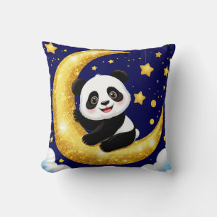 Schattige panda zittend op een gouden halve maan kussen