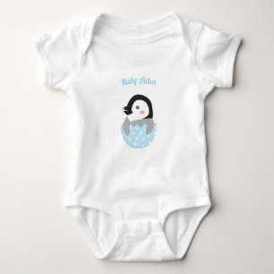 Schattige pasgeboren pinguïn in ei romper