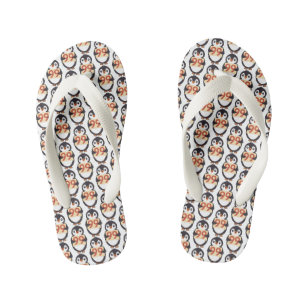 Schattige pinguïn die een bord vasthoudt met het n kinder teenslippers
