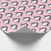 Schattige Pinguïns Patroon op Licht Pastel Roze Cadeaupapier (Hoek)