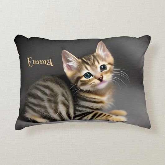 Schattige pluizig tabby kitten, personaliseerbaar accent kussen (Voorkant)