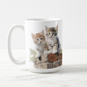 SCHATTIGE PLUIZIGE KITTENS OP BAKSTENEN MUUR KOFFIEMOK