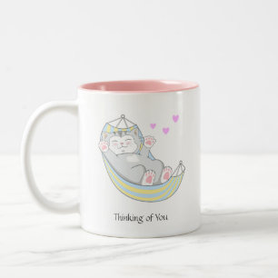 Schattige poes met hart in hangmat tweekleurige koffiemok