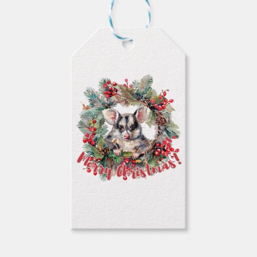 Schattige possum in bessen. vrolijk kerstfeest cadeaulabel (Voorkant)
