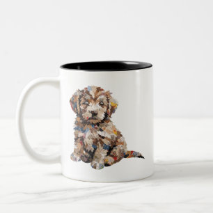 Schattige puppy wachtend om geadopteerd te worden tweekleurige koffiemok