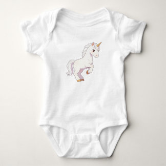 Schattige pure witte eenhoorn die een hoef tilt en romper