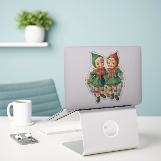 Schattige Retro Kerst Elfen Sticker (Laptop op bureau)