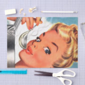 schattige retro ontkoppelde dame koken tissuepapier (Craft)