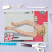 schattige retro  ontkoppelde dame koken tissuepapier (Craft)