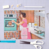 schattige retro  ontkoppelde dame koken tissuepapier (Craft)