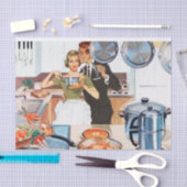 schattige retro  ontkoppelde dame koken tissuepapier (Craft)