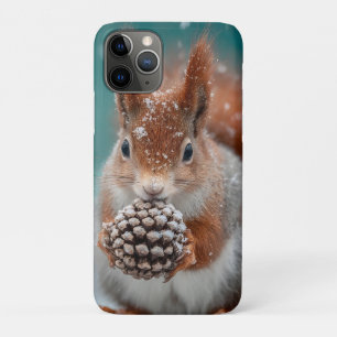 Schattige rode eekhoorn in de sneeuw met een pinec iPhone 11 pro hoesje
