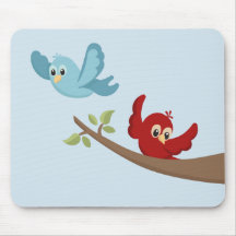 Schattige rode en blauwe cartoonvogel op boomtak
