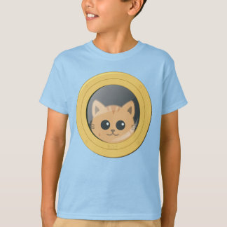 Schattige rode kat die door een patrijspoort van e t-shirt