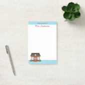 Schattige rood schoolgebouw met aangepaste naam post-it® notes (Kantoor)