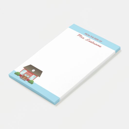 Schattige rood schoolgebouw met aangepaste naam post-it® notes (Schuin)