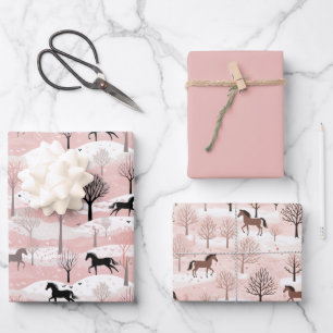 Schattige roze besneeuwd winterpaard inpakpapier vel