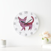 Schattige roze kat en keukendoppen grote klok (Huis)