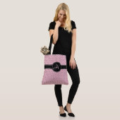 Schattige Roze Zilveren Glitter Polka Dot Monogram Draagtas (Op model)