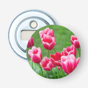 Schattige scharlaken tulpen in de tuin button flesopener