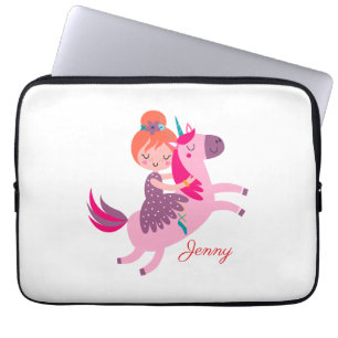 Schattige Sinaasappel Haired Meisje Rijden op een Laptop Sleeve