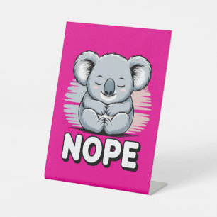 Schattige slapende koala “Nee” Grappige cartoon Reclamebord Met Voetstuk