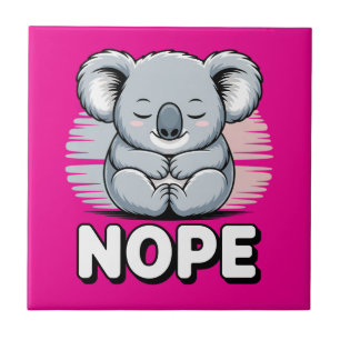 Schattige slapende koala “Nee” grappige cartoon Tegeltje