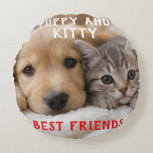 Schattige Slapende Puppy en Kitten Knuffelen Rond Kussen