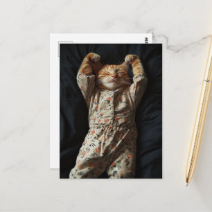Schattige slaperige gember kat in pyjama briefkaart