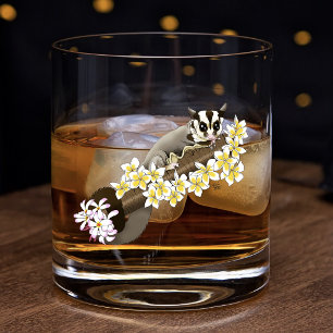 Schattige Suikereekhoorn Tropische Plumeria Bloeme Whisky Glas
