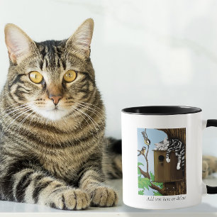 Schattige Tabby Kat Slaapt in Vogelhuisje Grappig Mok