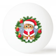 Schattige tabbykat in kerstmannenoutfit