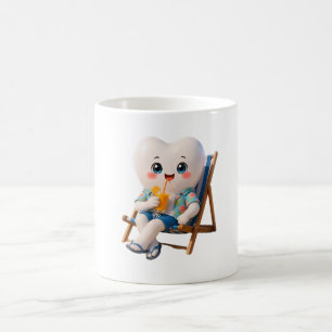 Schattige Tand Ontspant op Strand Koffiemok Leuk