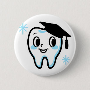 Schattige tandkarakter met een mortierplank ronde button 5,7 cm