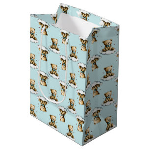 Schattige teddybeer op een wolk blauwe vlinderdas medium cadeauzakje