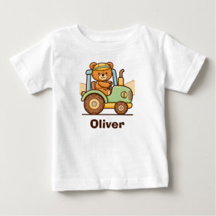 Schattige teddybeer rijdt op groene tractor